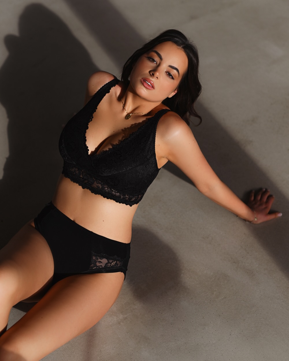 Portrét modelky s dramatickým svetlom a tieňom - Five Boys Studio Bratislava