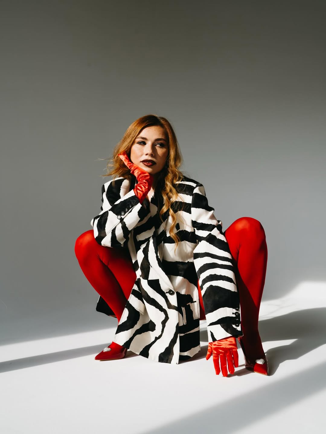 Módne fotenie zebra kabát s červenými doplnkami - Five Boys Studio Bratislava